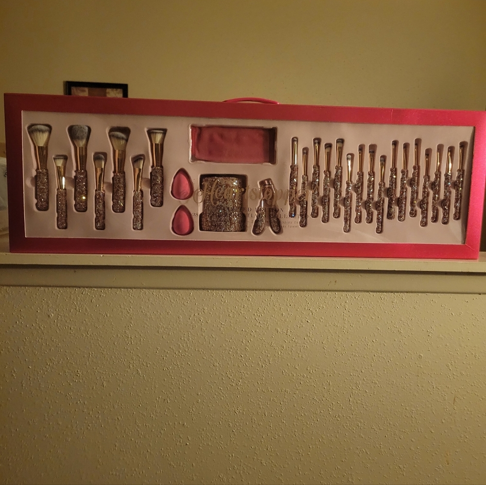 Viral Heartstoppers Makeup Brushes